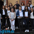 Si è tenuta la scorsa domenica 5 giugno presso una affollatissima sala Pirandello della Casa d’Italia di Zurigo, la premiazione del concorso di Bisdada intitolato “Gli animali secondo me”.
Il docente prof. Antonio Ravi Monica, che ha presentato l’evento, ha spiegato quanto sia stato difficile quest’anno scegliere i vincitori del concorso, infatti, sono stati oltre 400 i racconti inviati da tutta la Svizzera.
La novità di quest’anno è stata la pubblicazione e la presentazione del libro “L’Italia e la Svizzera secondo me”, la raccolta di una parte delle opere delle passate edizioni.
Inoltre, durante l’evento, sono stati consegnati gli Attestati di frequenza agli alunni dell’ultimo anno.
